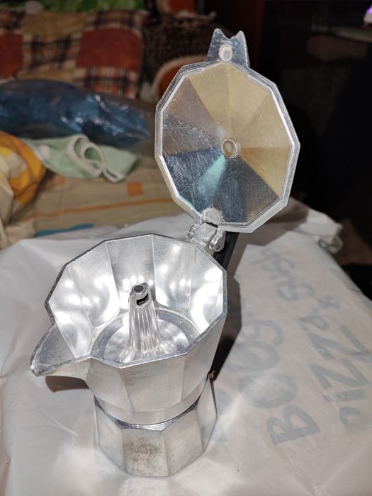 Кофемолка и кофеварка.