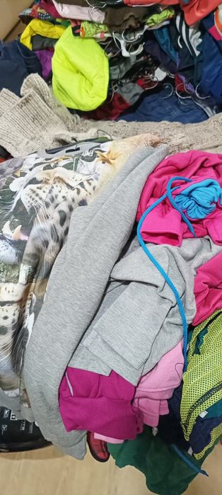 Lote de roupa NOVA , com etiqueta - Aproximadamente 1000 peças