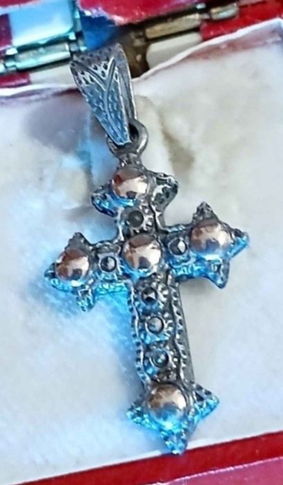 Cruz centenária de prata e ouro com 3 punções de lei.