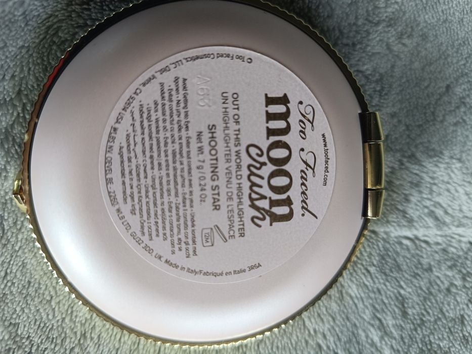 Piękny rozswietlacz too faced