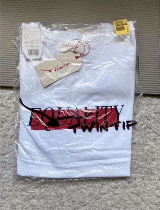 Biały t-shirt z napisem twintip equality