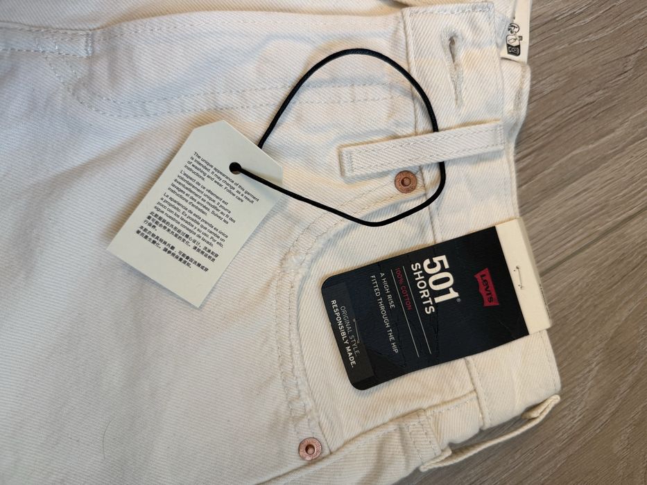 Нові білі шорти Levis 501, розмір 24