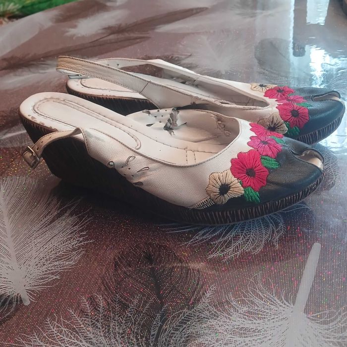 Ботінки та шльопанці жін.