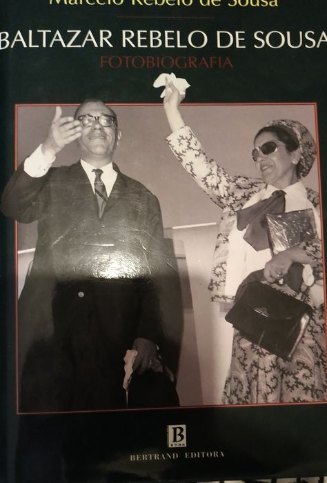 Fotobiografia de Marcelo Rebelo de Sousa e seu pai autografado pelos 2