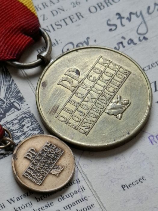 Medal Za Warszawę 1939-1945 + dokument+ miniaturka
