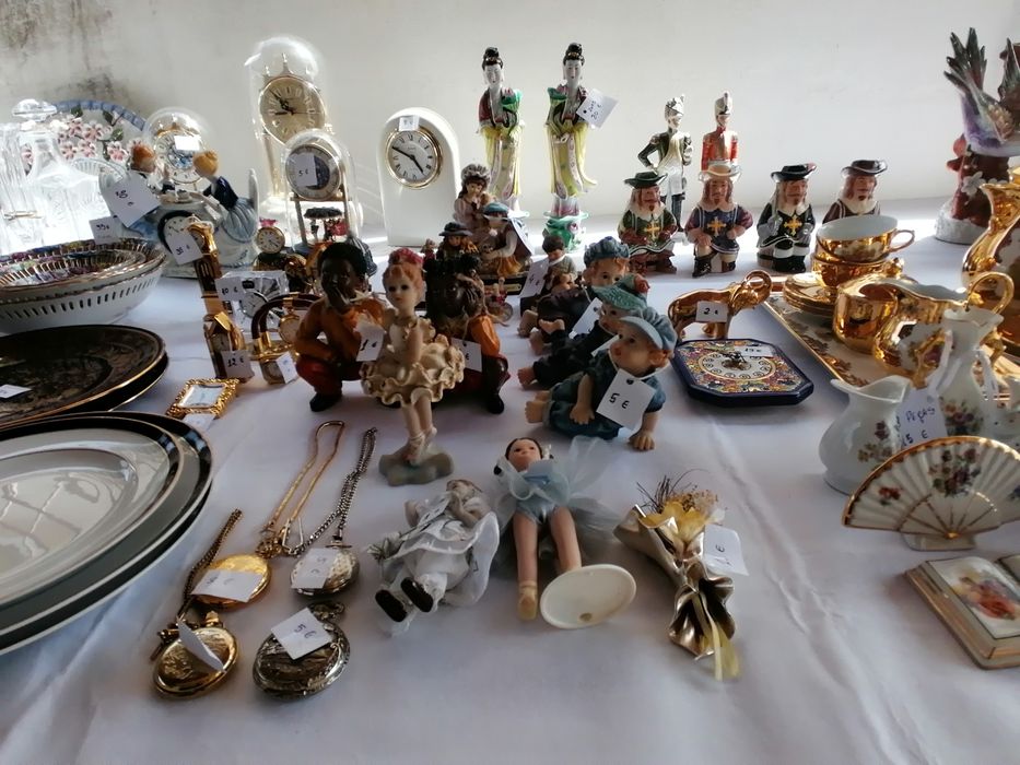 Várias antiguidades e artigos de decoração