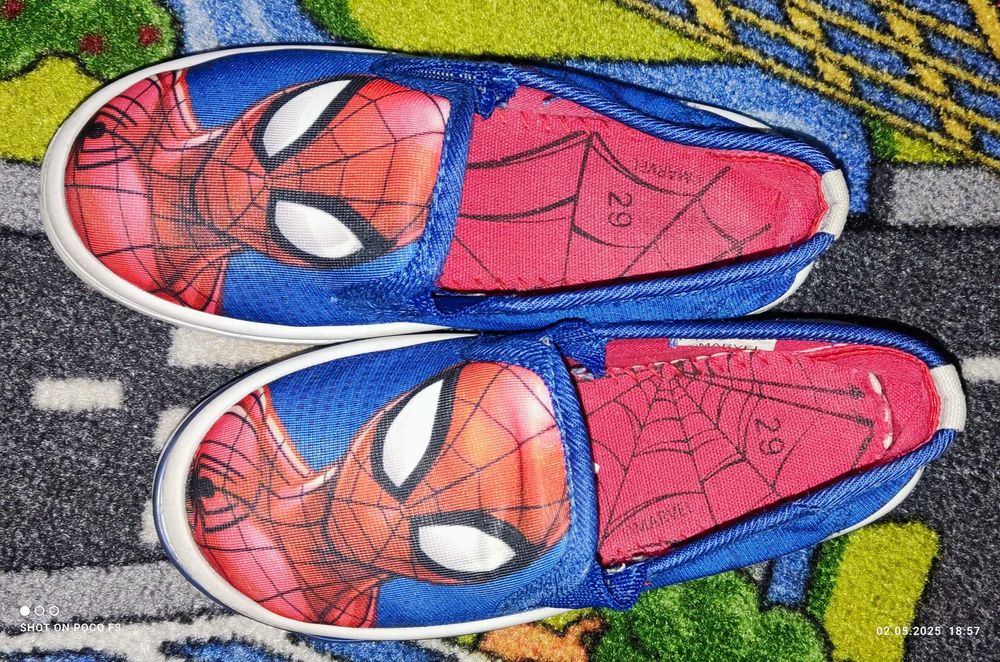 Kapcie z nadrukiem licencyjnym Marvel Spider-Man  29 r (18.5 cm).