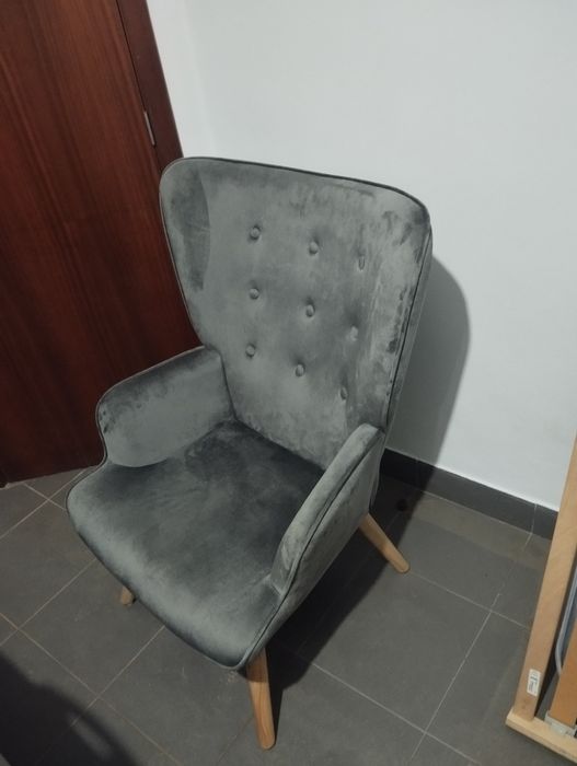Poltrona cinza em veludo