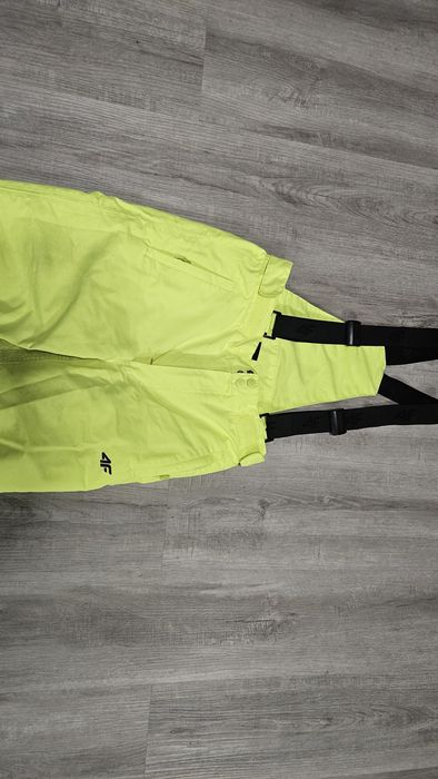 Neonowe spodnie 4F w rozm. 152