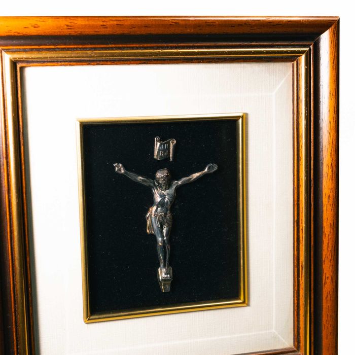 Quadro de madeira com figura em prata - 22cmx20cm