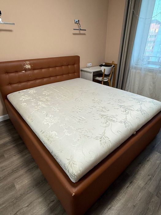 Ліжко двоспальне з матрацом