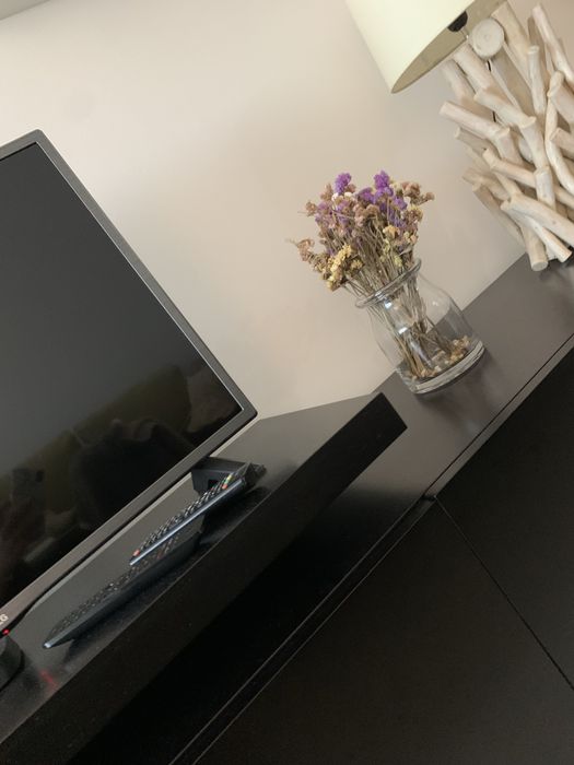 Móvel TV com 2 gavetas grandes
