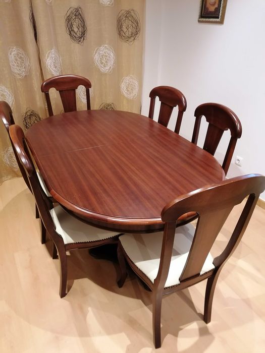 Mesa em madeira com 6 cadeiras