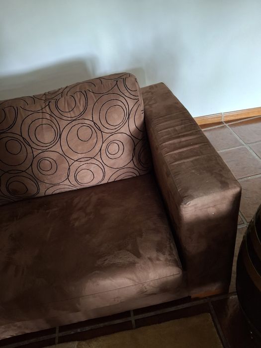 Sofa de dois lugares . Castanho revestido por um  tecido aveludado.