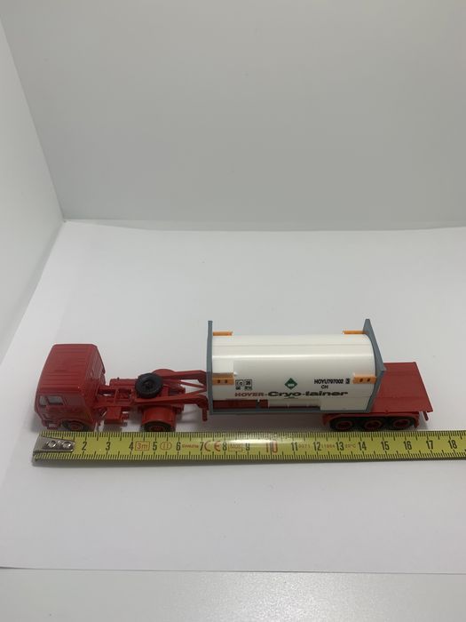 Miniatura Mercedes com reboque da marca Herpa escala H0 1/87