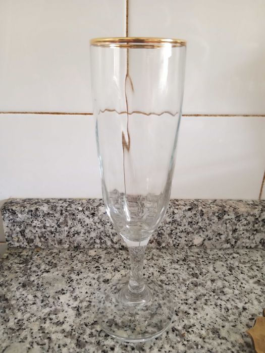 Set 6 copos champanhe risca dourada.