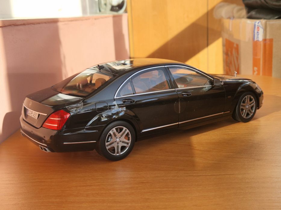 1:18 Mercedes w221 s600 Motorhelix