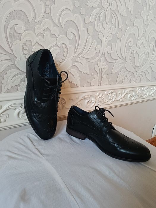 Czarne eleganckie pantofle męskie r. 39 Taylor & Wright