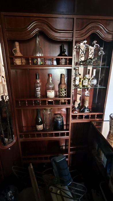 Móvel bar com espelhos