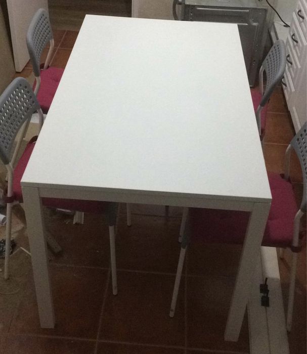 Mesa com 4 cadeiras