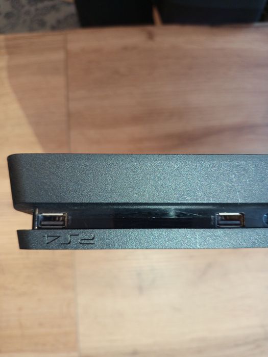 Sprzedam Ps4 używany w bardzo dobrym stanie z dwoma padami