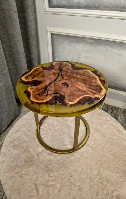 Blat stołu z żywicy epoksydowej i akacji