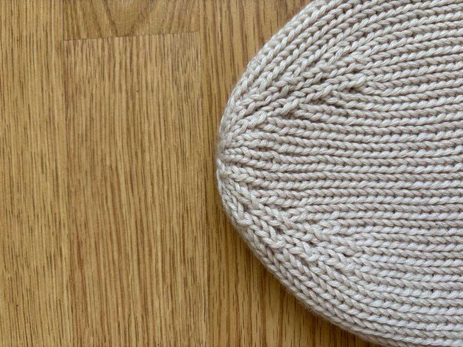 Зимова в’язана шапка ручної роботи з 100% мериносової шерсті.