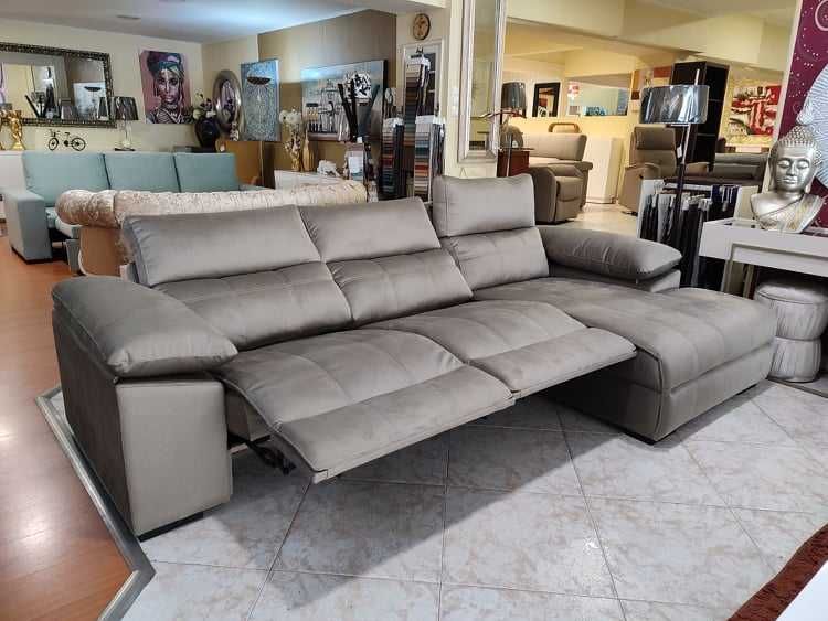 Sofá chaise com baú elevatório + 2 puffs NOVO