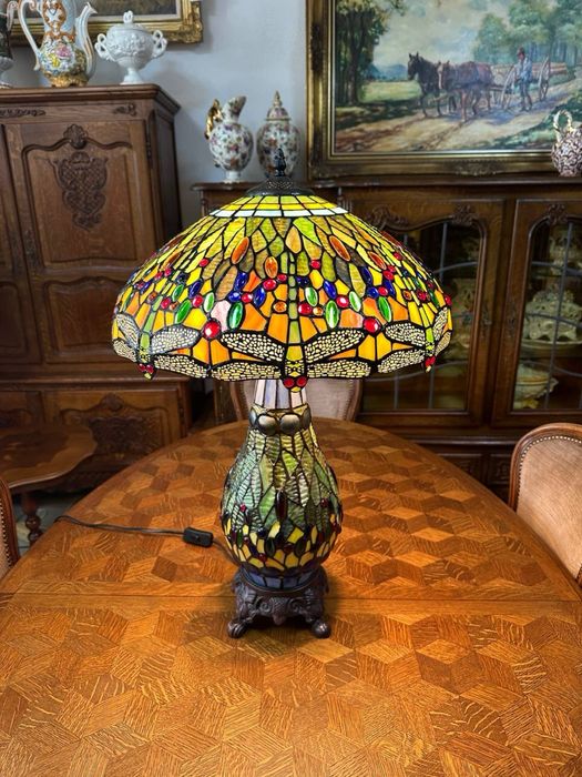 Настільна лампа у стилі Тіффані світильник