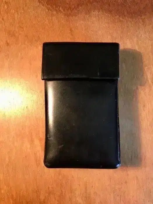 2 CIGARREIRAS - 1 em pele - 1 em metal dourado - anos 70/80