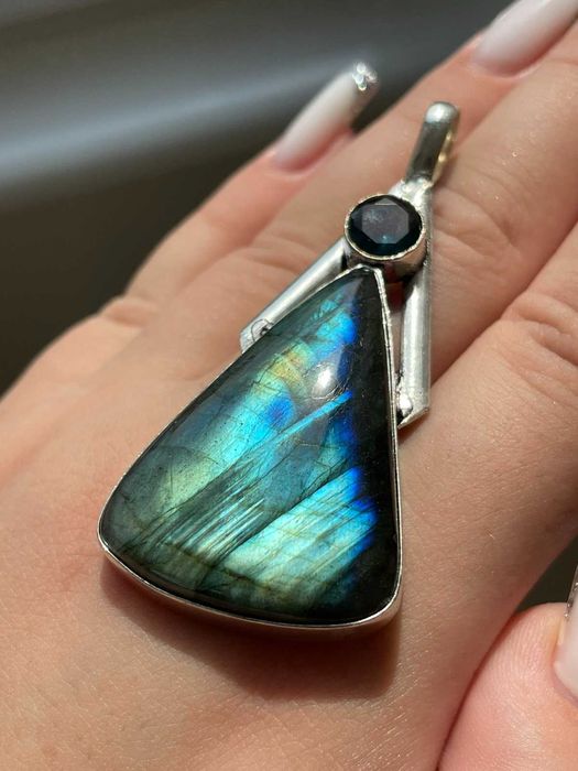 Кулон с огненным лабрадоритом и голубым топазом, посеребренный