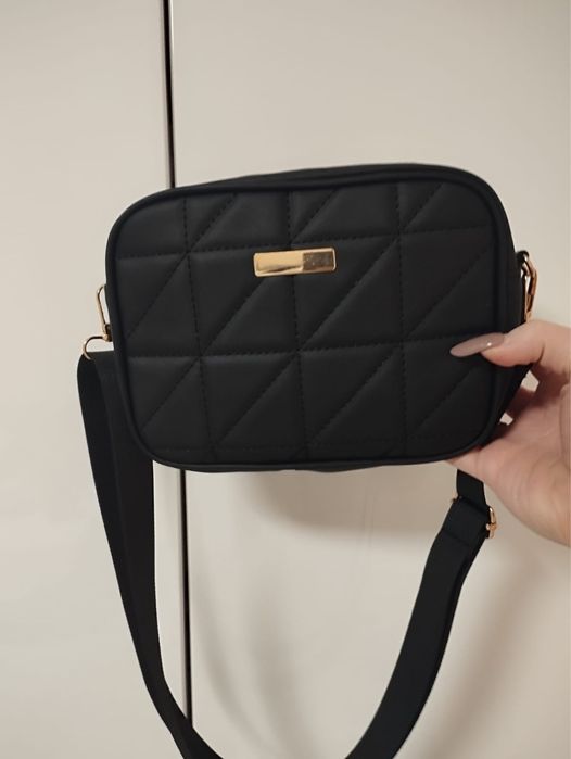 Czarna pikowana torebka z blaszka torebka na ramię