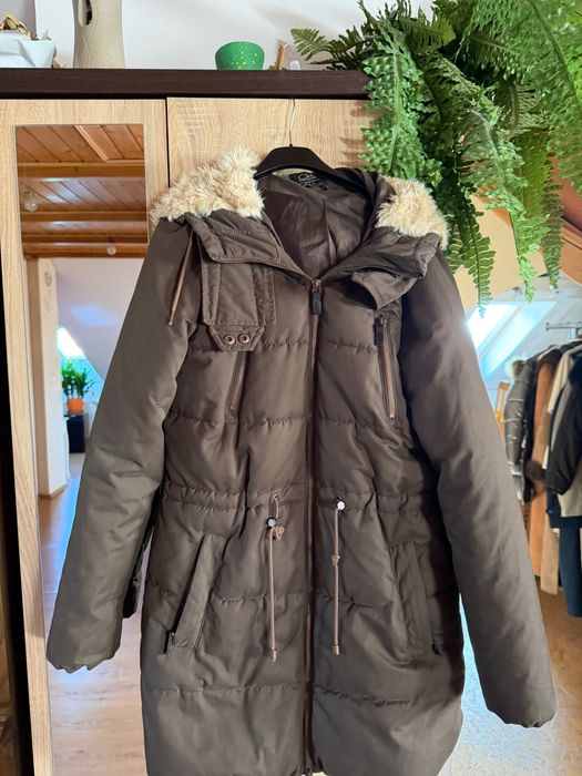 Sprzedam brązowa puchową kurtkę.