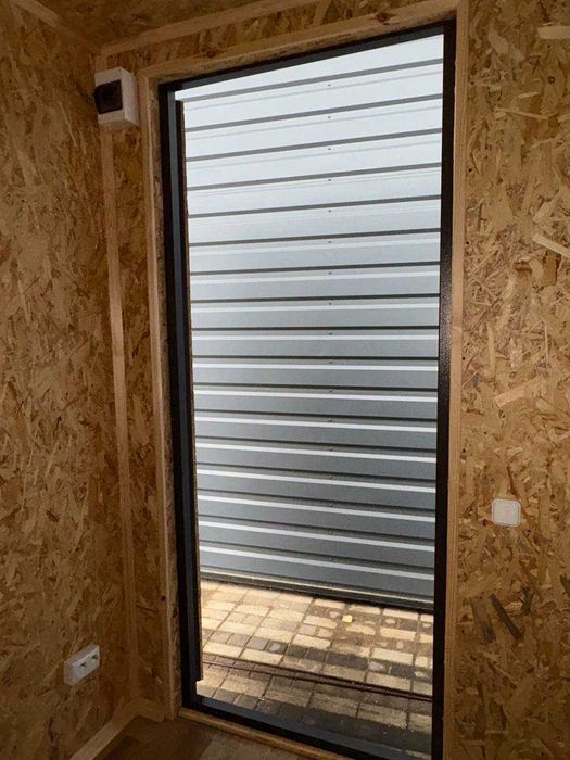 Сантехнічна побутівка / битовка 6×2,4 м на металевому каркасі