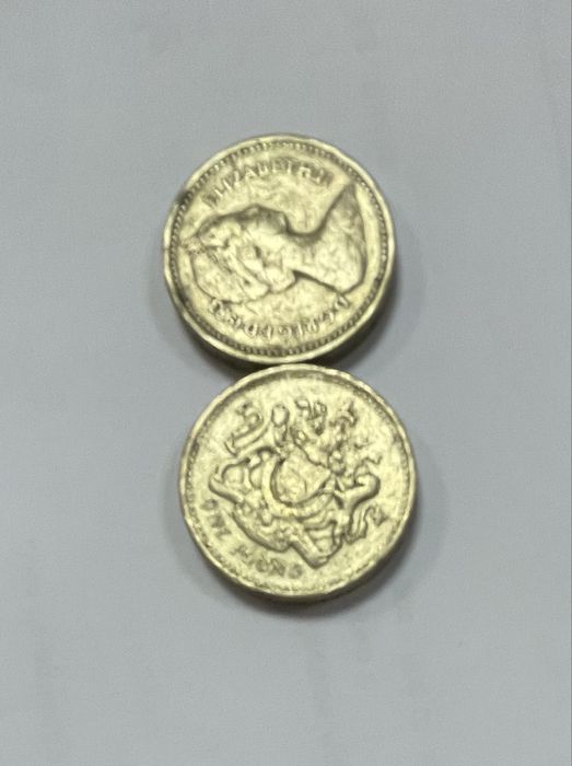 Moedas de libra antigas com texto invertido