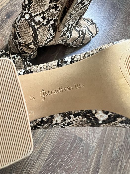Стильні демісезонні ботильйони Stradivarius / Черевики під змію, р. 38