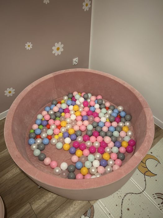 Duży basen z kulkami