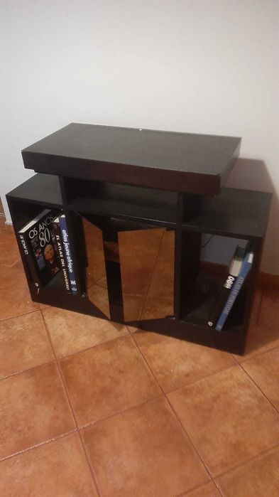 Móvel com portas de vidro