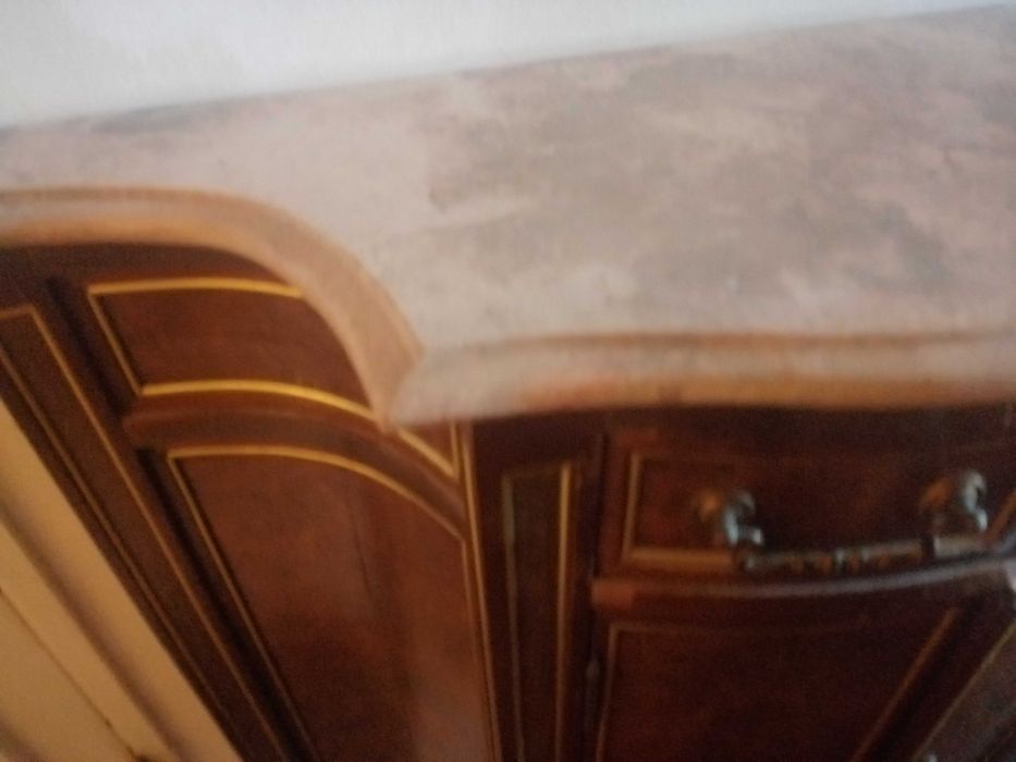 Móvel mogno com embutidos em latão