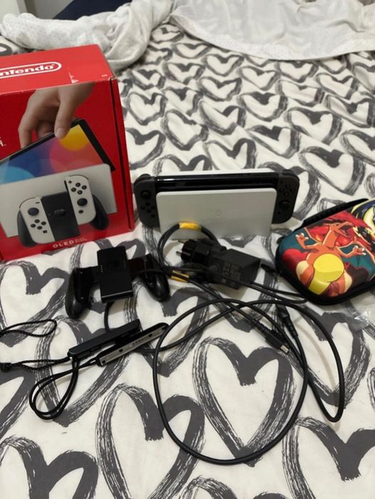 Nintendo Switch OLED (2022) Branca + Bolsa Pokémon