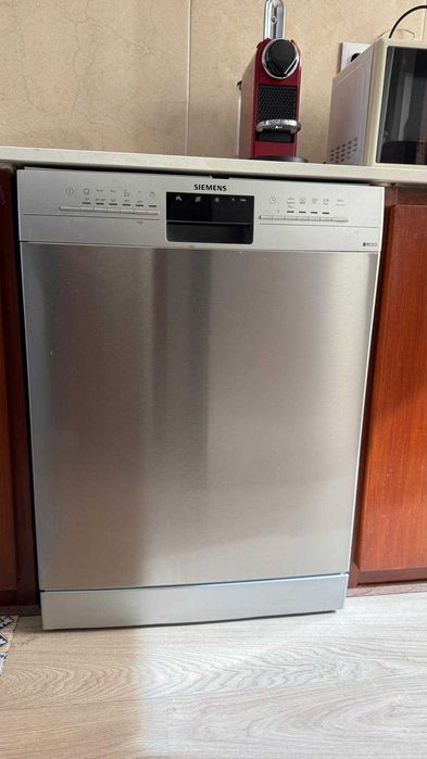 Máquina de Lavar Loiça Siemens iQ300 – Como Nova