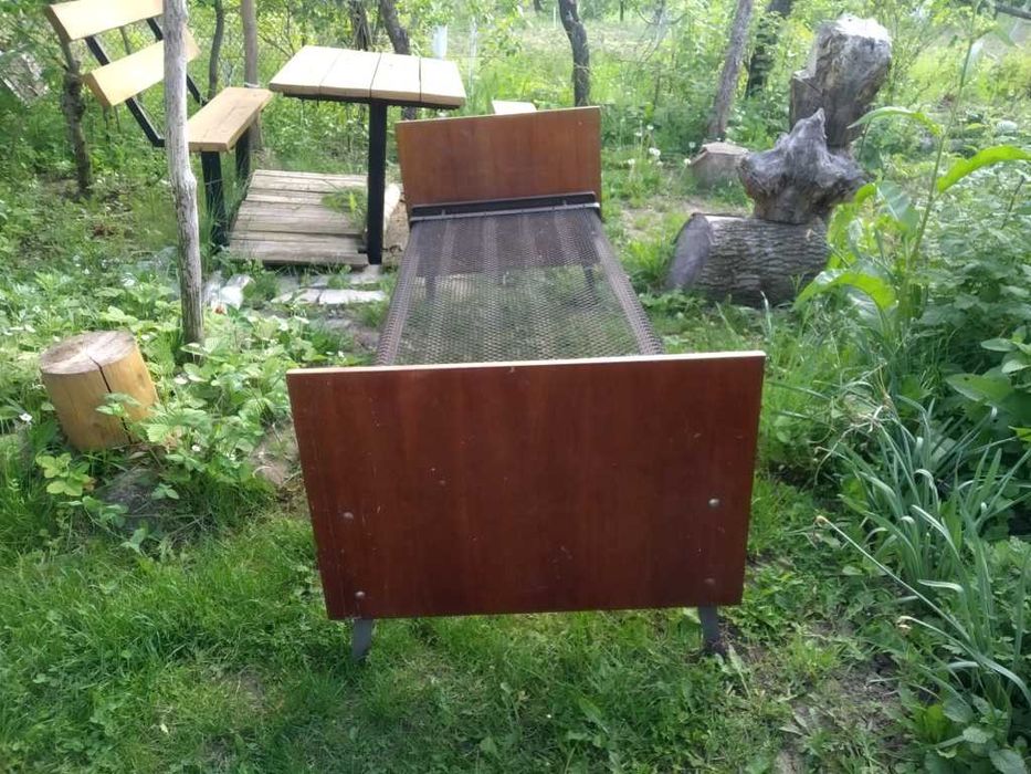 Кровать панцирна з деревяними спинками