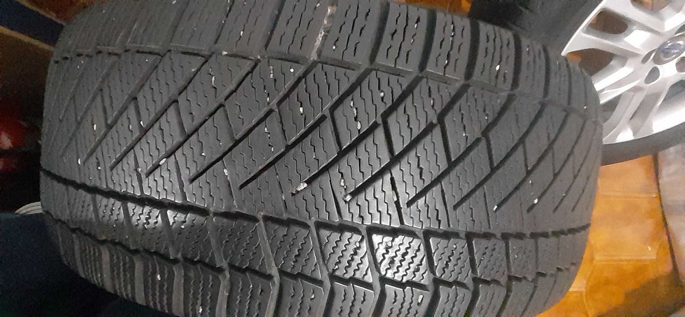 Vendo 4 Jantes de Liga-Leve do Volvo SUV com pneus continental