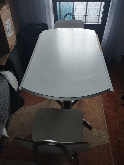 Mesa branca com 2 cadeiras64752341568129120