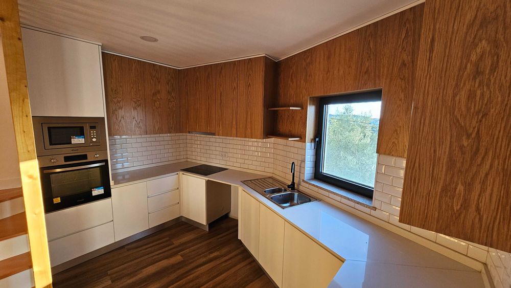 Moradia T3 recente com garagem, terraço e ar condicionado