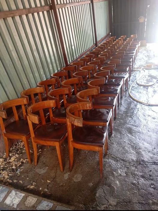 Vendo cadeiras muitas bonitas bom estado