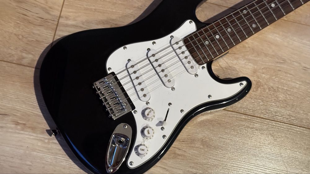 Dziecięca Gitara Elektryczna Tanglewood EE 12 Czarna Stratocaster BDB