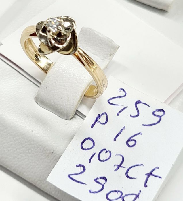 Продам золотые серьги и кольцо с бриллиантами