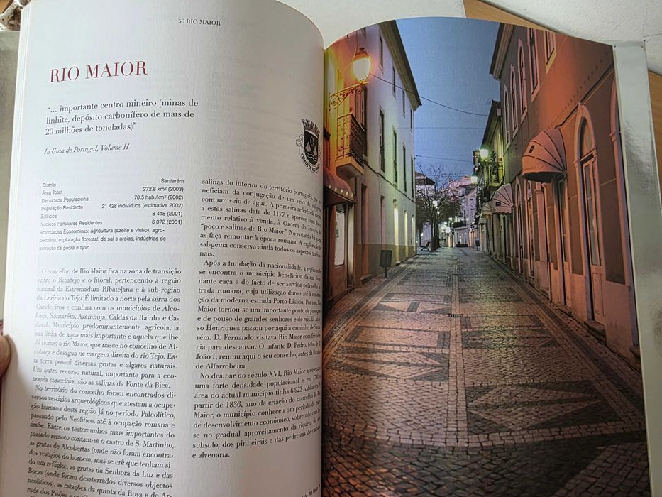 14 volumes da coleção "História das Freguesias e Concelhos de Portugal"