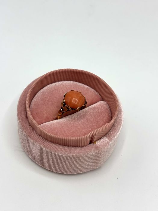 Złoty pierścionek z koralem naturalnym